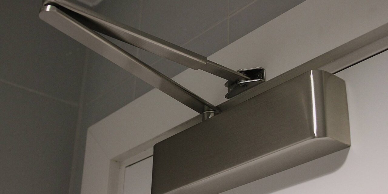 Ferme porte : Pourquoi en installer ?