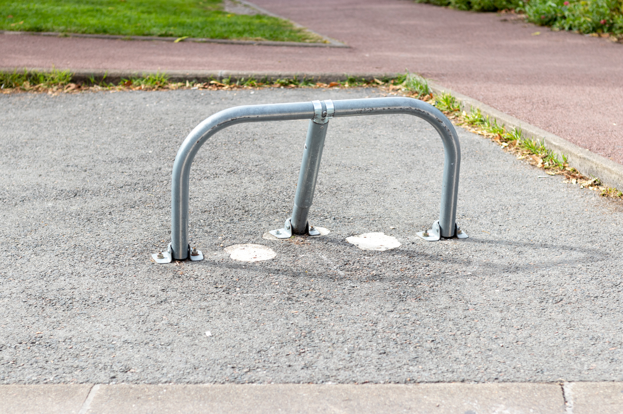 Barrière parking escamotable installée par H48 Serrurerie.