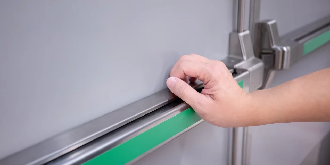 Barre antipanique : installation par H48 Serrurerie