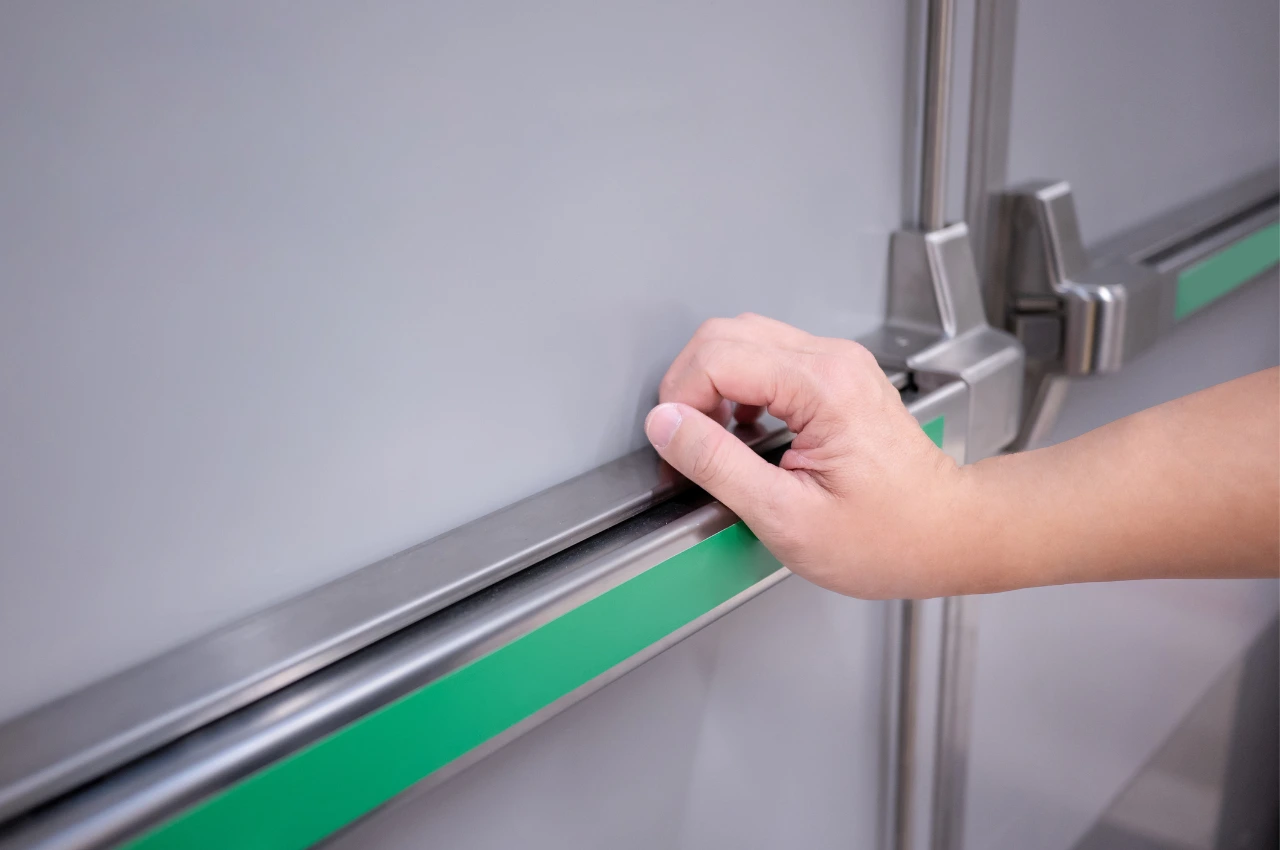 Barre antipanique installée par H48 Serrurerie.