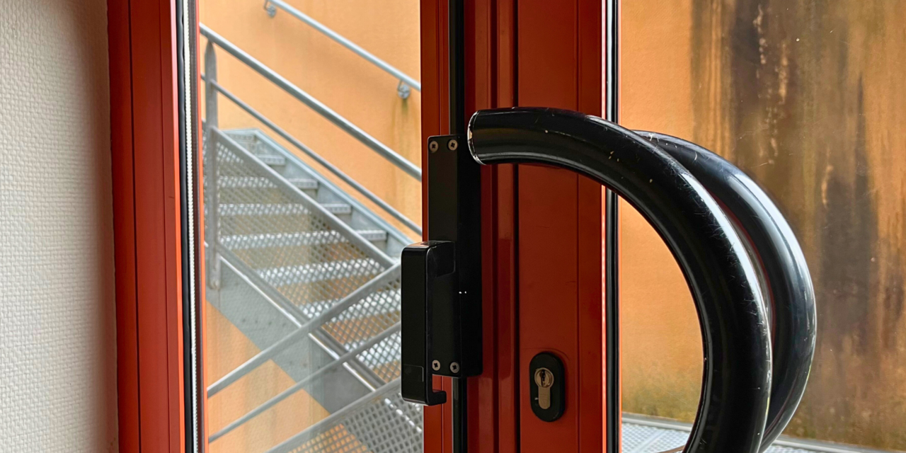 Comment bien poser une crémone en applique ?