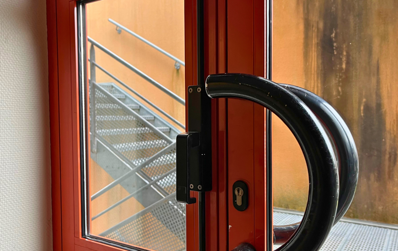 Crémone en applique posée par H48 Serrurerie