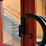 Crémone en applique posée par H48 Serrurerie