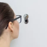 Un judas de porte installé par H48 Serrurerie.