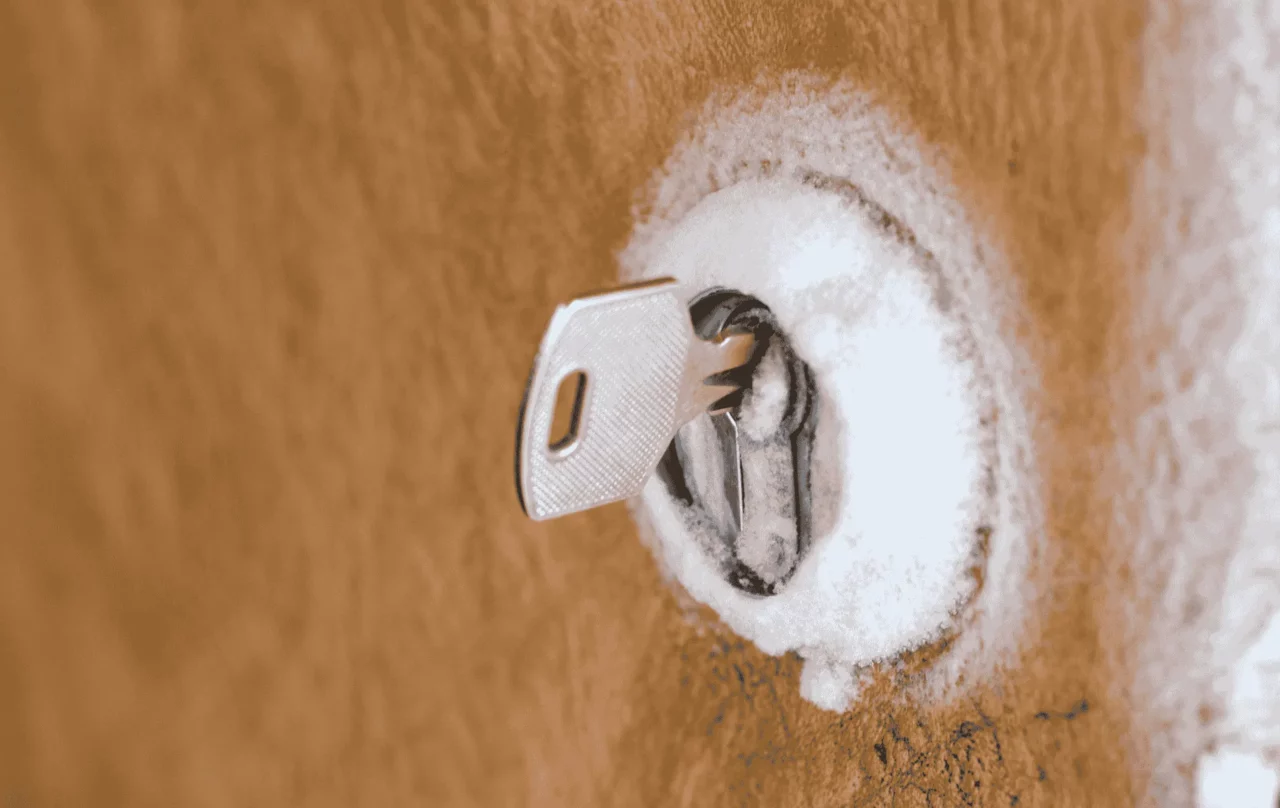 Serrure gelée bloquée par le froid, dépannage rapide par H48 Serrurerie