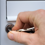 Serrure de boîte aux lettres installée par H48 Serrurerie.